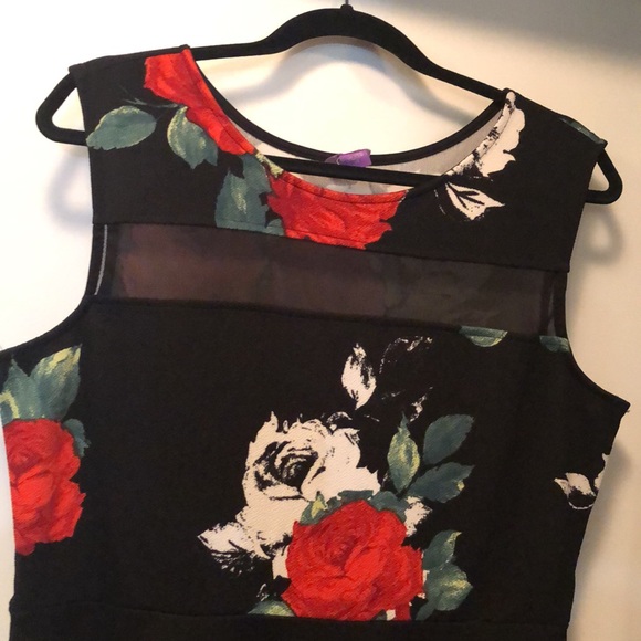 Beautiful dress. Flowers print. - Picture 2 of 9